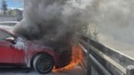 Dunkler Rauch qualmte aus dem Motorraum.