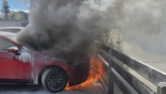 Dunkler Rauch qualmte aus dem Motorraum.