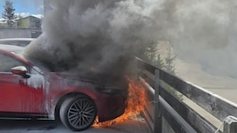 Dunkler Rauch qualmte aus dem Motorraum.