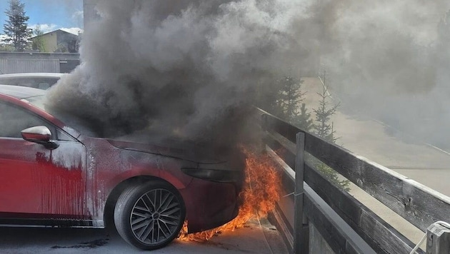 Dunkler Rauch qualmte aus dem Motorraum.