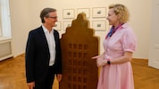Galerist Thaddaeus Ropac im Gespräch mit Schauspielerin Sunnyi Melles – sie schaut regelmäßig in ...