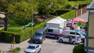 Der Tatort am Gasthof-Parkplatz in Linz-Urfahr, wo ein 88-Jähriger seine Gattin, seine Tochter ...
