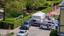 Der Tatort am Gasthof-Parkplatz in Linz-Urfahr, wo ein 88-Jähriger seine Gattin, seine Tochter ...