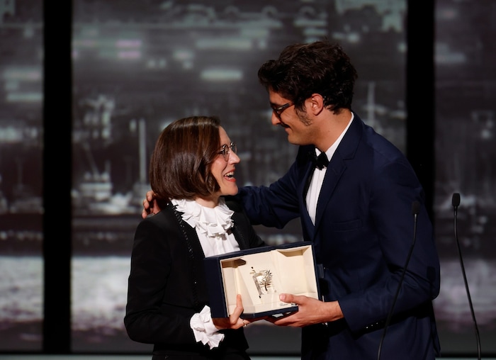 Regisseur Federico Luis (r.) erhält von Carla Simón (l.), Präsidentin der La‑Cinéf‑ und ...