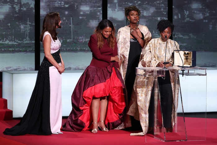 Rwandas Schauspielerin Isabelle Kabano (2. v. r.) und Regisseurin sowie Drehbuchautorin ...
