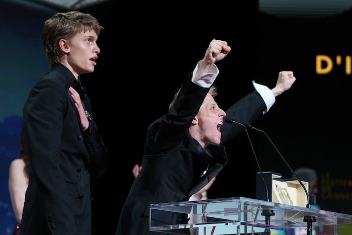 Emmanuel Macchia (l.) und Valentin Campagne nehmen beide den Preis für den besten Schauspieler ...
