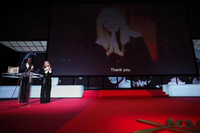 Schauspiel-Ikone Isabelle Huppert würdigte die abwesende Streisand mit einer leidenschaftlichen ...