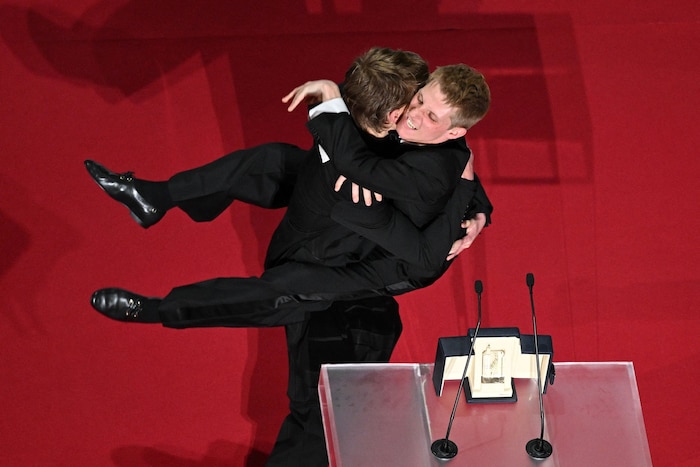 Die Schauspieler sind völlig außer sich vor Freude.