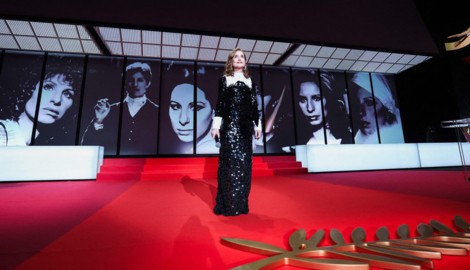 Isabelle Huppert sorgte mit ihrer bewegenden Hommage an Hollywood-Legende Barbra Streisand für ...