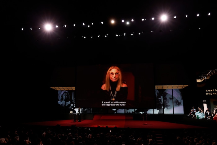 Streisand, die wegen einer Knieverletzung dem Festival fernbleiben musste, dankte via ...