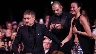 Cristian Mungiu (l.), Renate Reinsve (r.) und Sebastian Stan jubeln über die Auszeichnung ihres ...