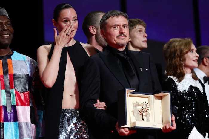 Die norwegische Schauspielerin Renate Reinsve ist sichtlich gerührt über den Preis für Regisseur ...