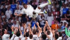 Die Spieler von Real lassen David Alaba zum Abschied hochleben ...