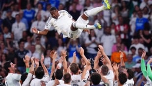 Die Spieler von Real lassen David Alaba zum Abschied hochleben ...