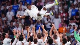 Die Spieler von Real lassen David Alaba zum Abschied hochleben ...