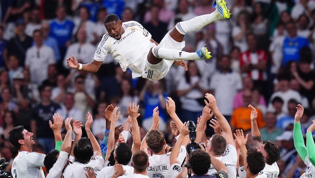 Die Spieler von Real lassen David Alaba zum Abschied hochleben ...