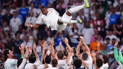 Die Spieler von Real lassen David Alaba zum Abschied hochleben ...