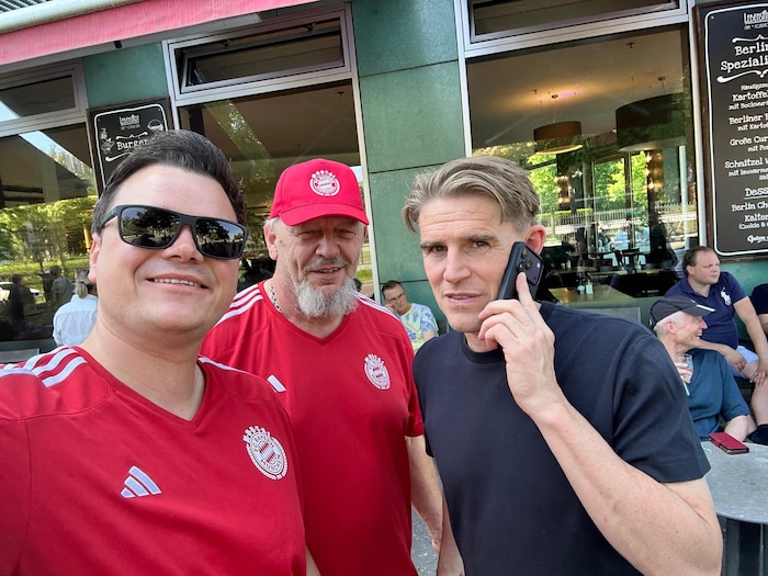 Markus Spreitzer (li.)traf Samstag am Potsdamer Platz zufällig Bayern Münchens österreichischen ...