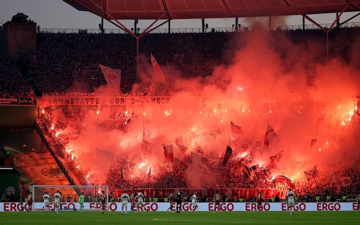 Die Pyrotechnik führte zu großer Rauchentwicklung.