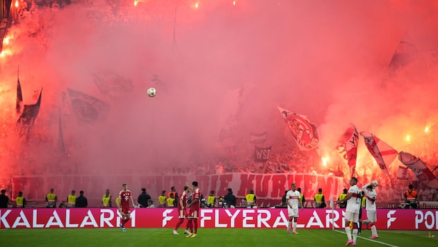 Der übergemäßige Gebrauch von Pyrotechnik sorgte für Chaos und eine Spielunterbrechung.