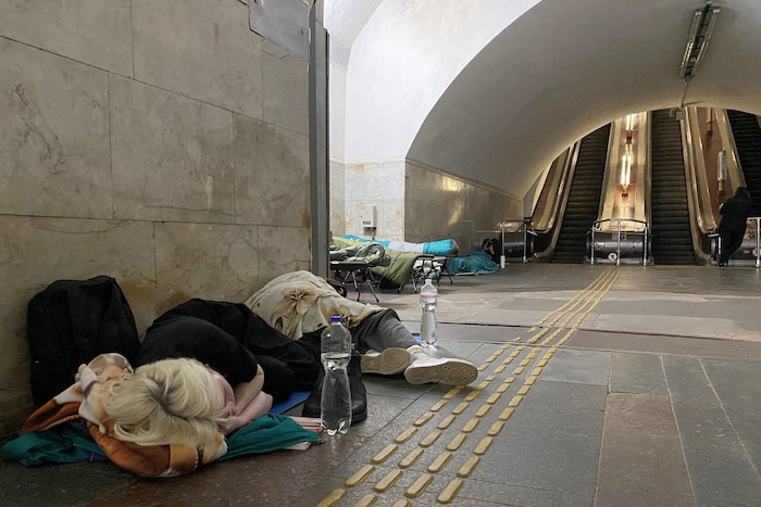 Bewohner Kiews suchen Schutz in den U-Bahn-Stationen.