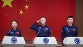 Die Astronauten Li Jiaying, Zhu Yangzhu und Zhang Zhiyuan