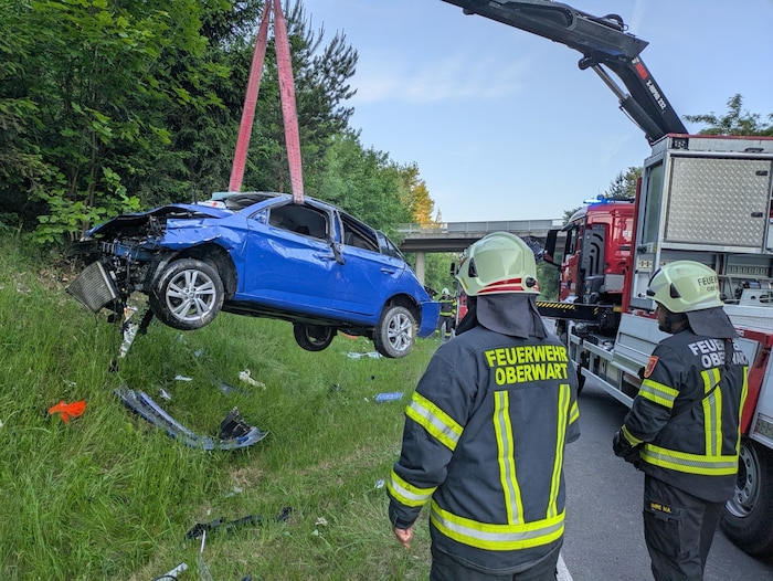 Der Wagen musste mittels Kran geborgen werden.
