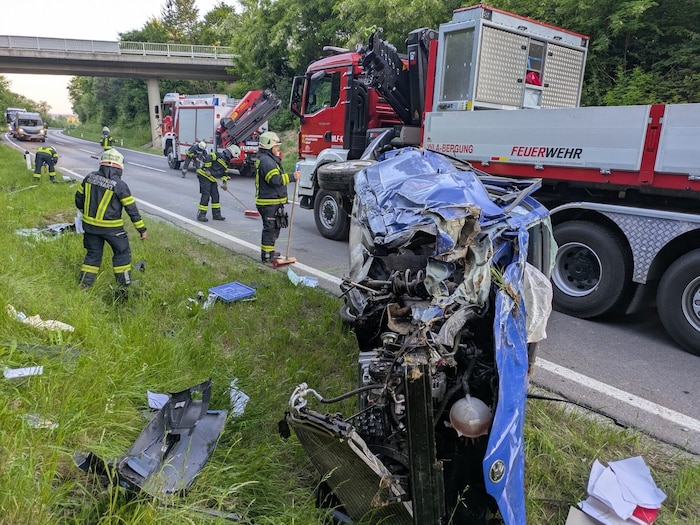 Der blaue Škoda nach dem Unfall: ein Totalschaden!
