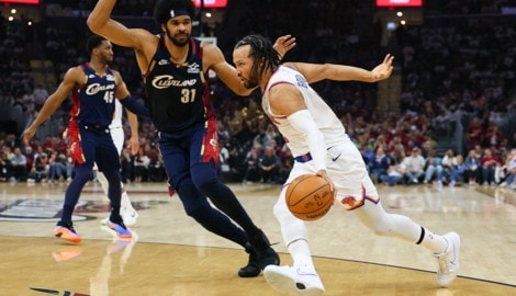 Jalen Brunson (re.) von den New York Knicks im Duell mit Jarrett Allen  von den Cleveland ...