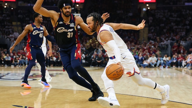 Jalen Brunson (re.) von den New York Knicks im Duell mit Jarrett Allen von den Cleveland ...
