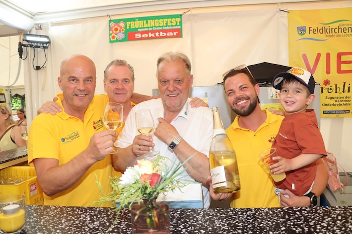 Fleißige und äußerst „geschäftstüchtige“ Helfer an der Sektbar mit Bürgermeister Martin Treffner ...