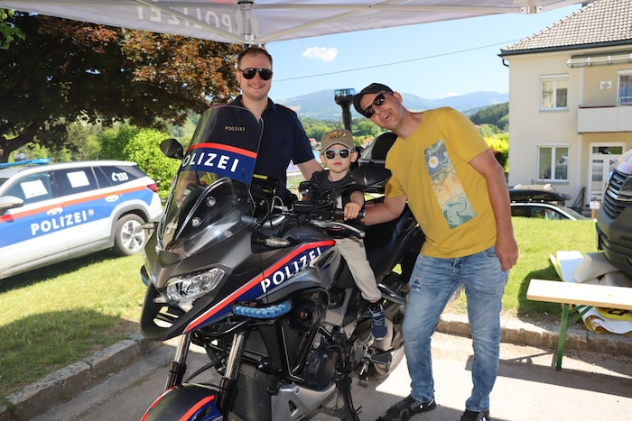 Klein-Philip durfte auf dem Polizei-Motorrad Probesitzen – hier mit Papa Stefan und ...