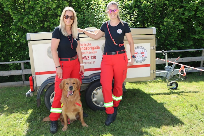 Die beiden Hundeführerinnen Conny und Michelle mit „Lennox“ von der Rettungshundebrigade.