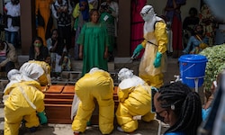 Ein Ebola-Opfer im Kongo wird beigesetzt.