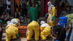 Ein Ebola-Opfer im Kongo wird beigesetzt.