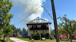 Ein Mehrparteienhaus und ein angrenzendes Wirtschaftsgebäude stand in Brand.