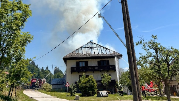 Ein Mehrparteienhaus und ein angrenzendes Wirtschaftsgebäude stand in Brand.