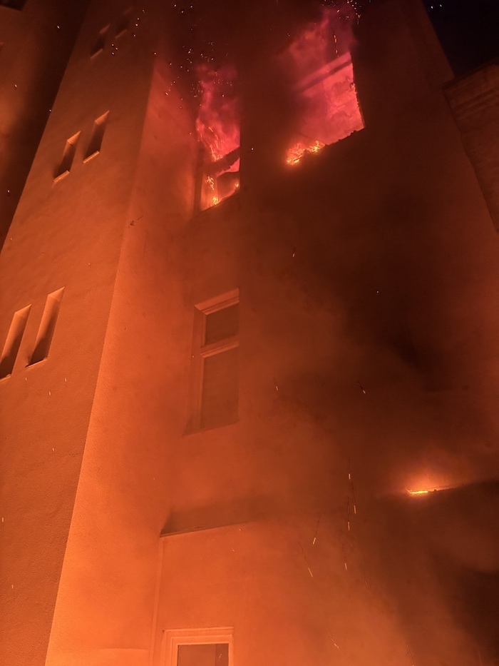 Flammen schlugen bereits aus den Fenstern, brennende Teile fielen nach unten.