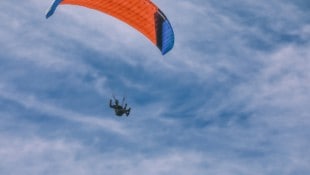 Die Oberösterreicherin (44) kollidierte in der Luft mit dem Kleinflugzeug, sie überlebte den ...