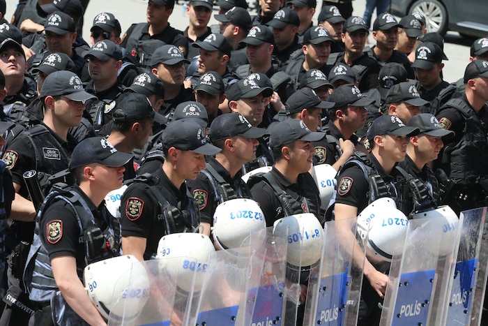 Polizeiaufgebot vor der Zentrale der CHP am Sonntag