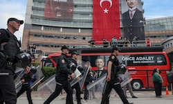 Polizeibeamte am Hauptsitz der größten Oppositionspartei der Türkei 