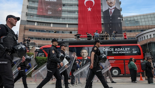 Polizeibeamte am Hauptsitz der größten Oppositionspartei der Türkei