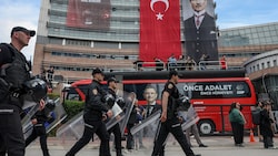 Polizeibeamte am Hauptsitz der größten Oppositionspartei der Türkei 