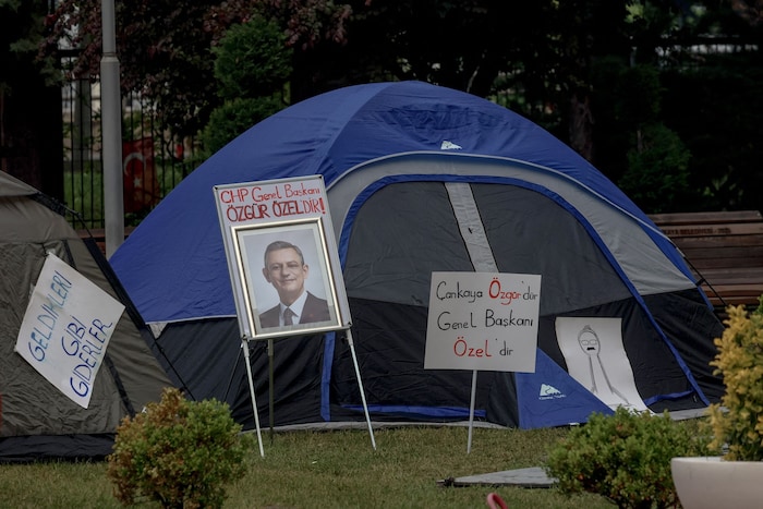 Befürworter von Özgür Özel stellten im Garten der Parteizentrale Zelte auf und protestierten ...