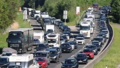 Ein schwerer Zusammenstoß zwischen drei Lastwagen hat auf der A4 zu einer Teilsperre geführt. ...