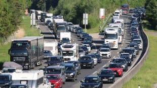 Ein schwerer Crash zwischen drei Lastwagen hat auf der A4 zu einer Teilsperre geführt. Die Folge ...