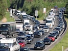 Ein schwerer Zusammenstoß zwischen drei Lastwagen hat auf der A4 zu einer Teilsperre geführt. ...