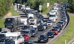 Ein schwerer Zusammenstoß zwischen drei Lastwagen hat auf der A4 zu einer Teilsperre geführt. ...