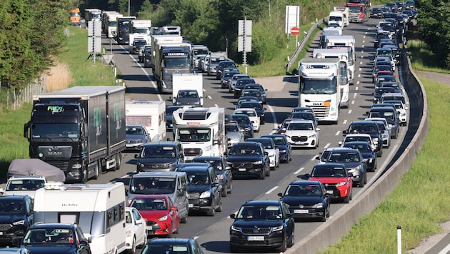 Ein schwerer Crash zwischen drei Lastwagen hat auf der A4 zu einer Teilsperre geführt. Die Folge ...