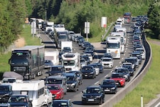 Ein schwerer Crash zwischen drei Lastwagen hat auf der A4 zu einer Teilsperre geführt. Die Folge ...